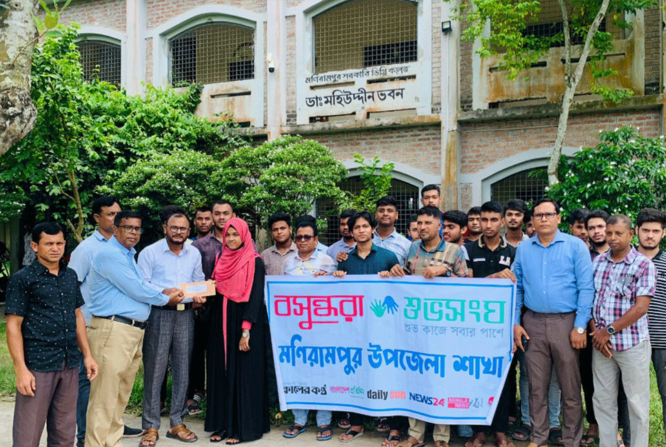 Bashundhara Shuvosangho stands by orphan student in Monirampur