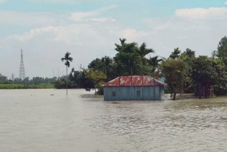15,000 people marooned as Teesta flows above danger level