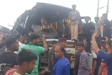 Collision between two buses leaves 3 dead in Faridpur