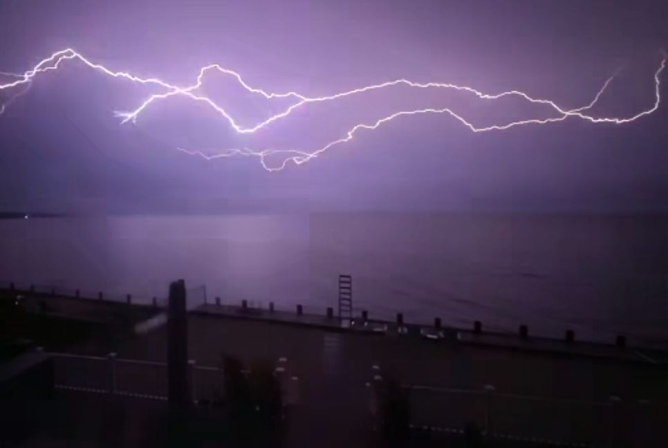 ‘10-mile-long’ lightning bolt captured in US