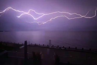 ‘10-mile-long’ lightning bolt captured in US