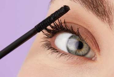 How to apply mascara like a pro