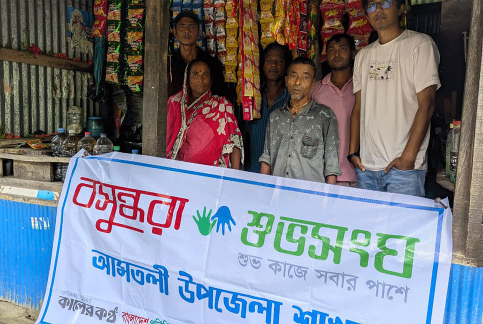 Bashundhara Shuvosangho extends help to struggling shopkeeper in Barguna