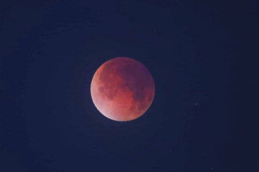 'Blood Moon' mesmerizes nation during longest eclipse