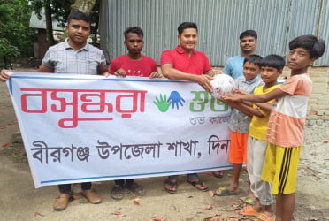 Shuvosangho distributes football among children in Dinajpur