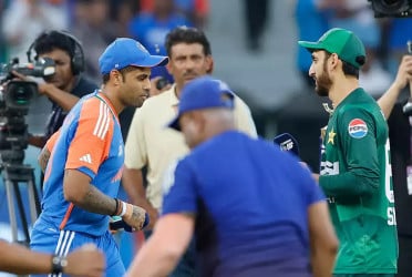 India refuses trophy, Pakistan accuses team of 'disrespecting cricket'