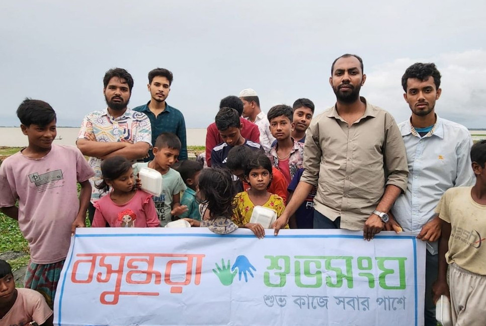 Shuvosangho distributes food to underprivileged kids in Bhola