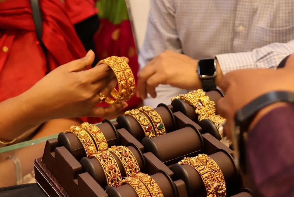 Gold price hits record Tk2,02,195 per bhori in Bangladesh