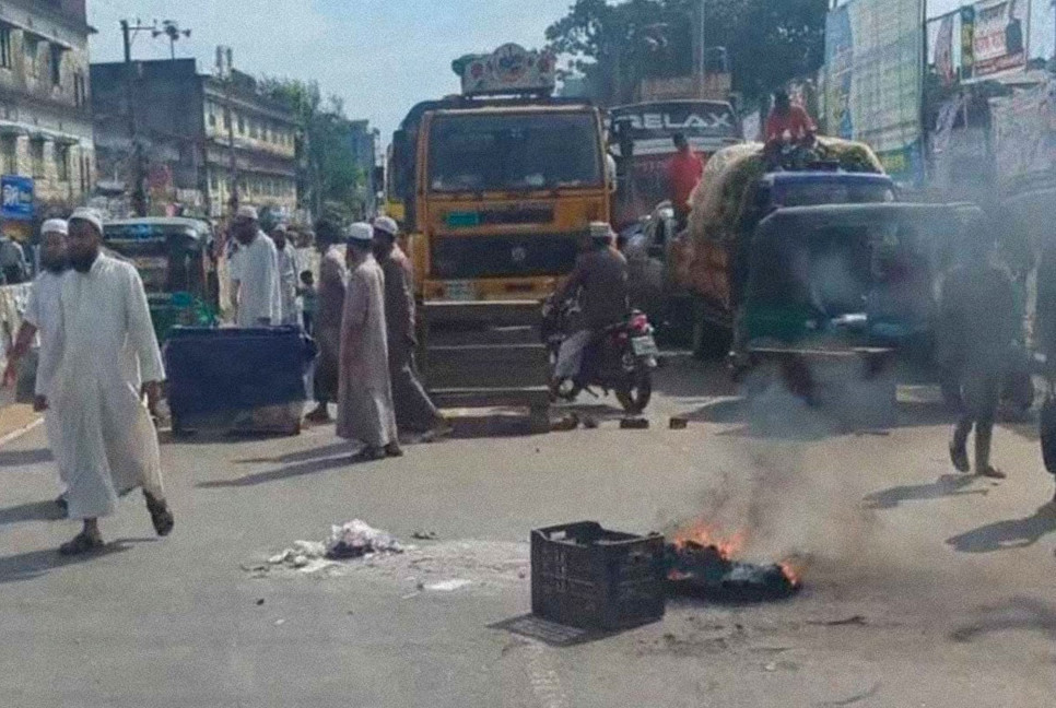 Hefazat activists block Ctg highways over leader's death in road crash