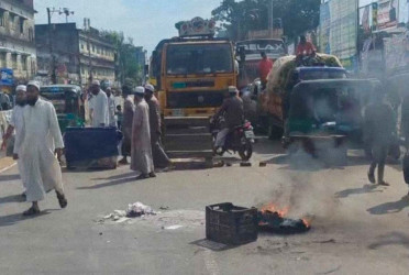 Hefazat activists block Ctg highways over leader's death in road crash