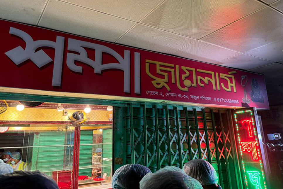 500-bhori gold looted from Malibagh jewellery store