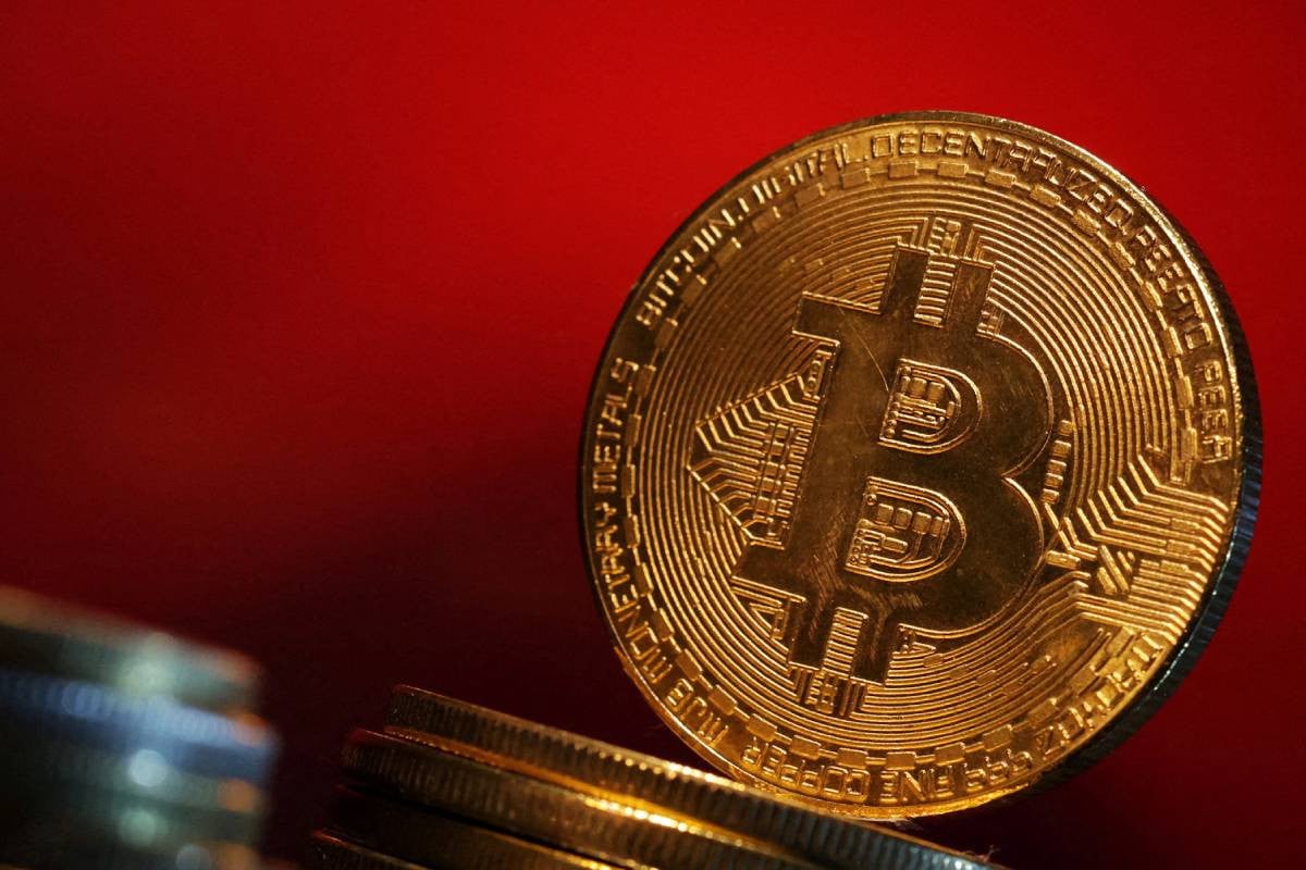 Bitcoin falls to $104,782 as Trump escalates US-China trade war