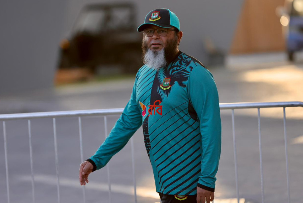 Mushtaq urges batters to ‘Play the Ball, Not the Bowler’