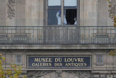 Priceless jewels stolen in daylight heist at Paris' Louvre museum