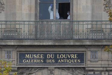 4-minute Louvre heist: Napoleonic jewels stolen in daring daylight raid