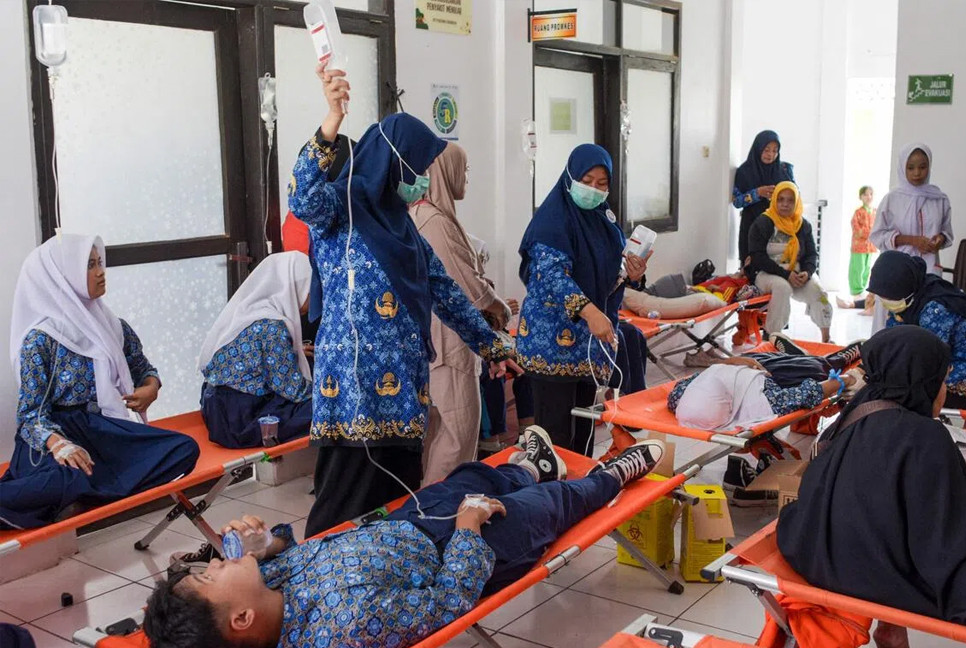 Indonesia investigates more free meal poisoning cases after 700 students  fall ill | | Bangladesh Pratidin