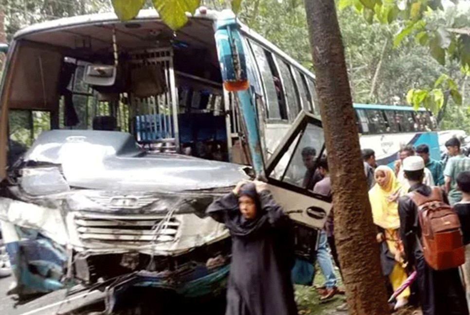 5 of a family killed in bus-microbus collision in Cox’s Bazar