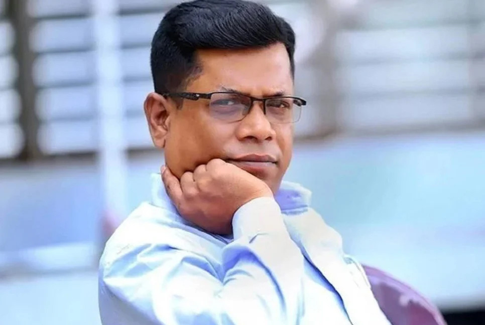 Hidden and open scheming over the port