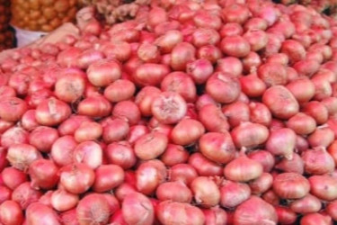 Onion prices soar in Dhaka, rising from Tk 70 to Tk 120 in just 7 days