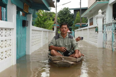 Most of Thailand under flood alert; Vietnam shuts airports
