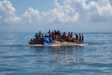 Boat carrying hundreds of Myanmar migrants capsizes near Malaysia