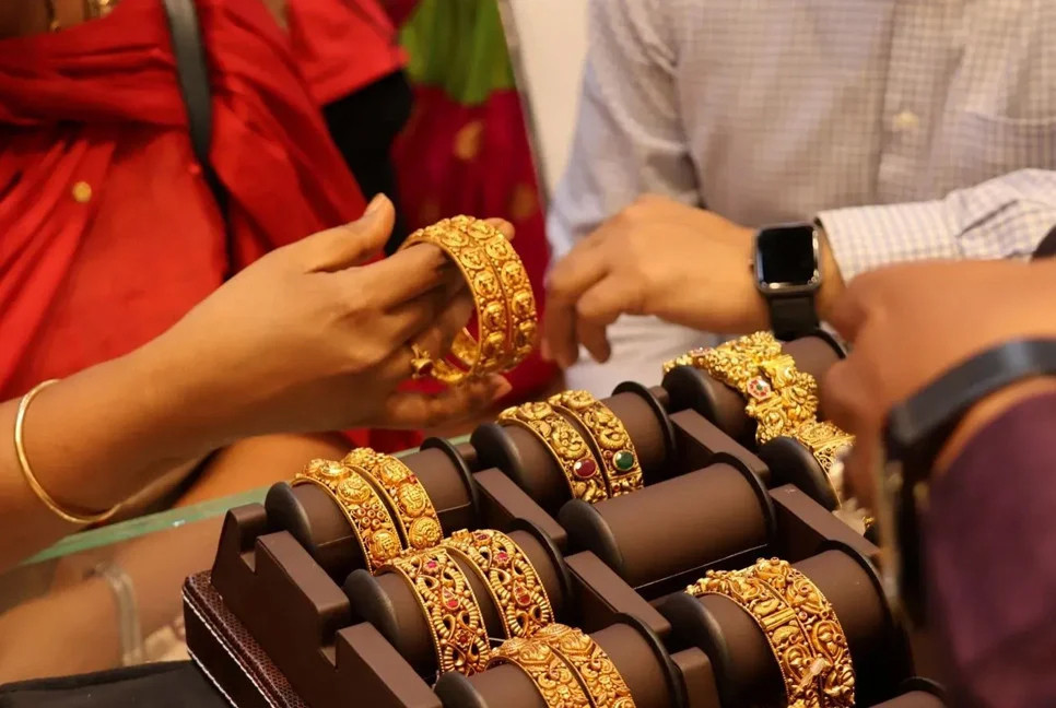 Gold price rises to Tk2.04 lakh per bhori