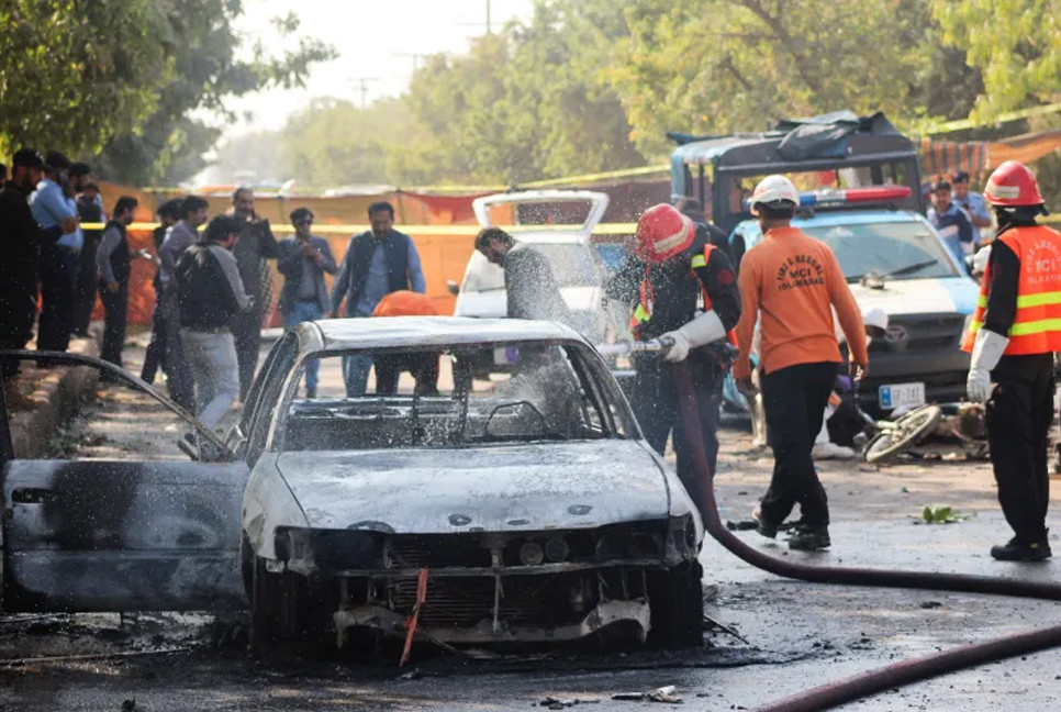 Sri Lanka Cricket tells players to stay in Pakistan after bomb blast