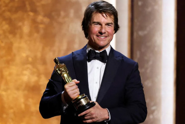 Tom Cruise accepts first Oscar, says “Making films is who I am”