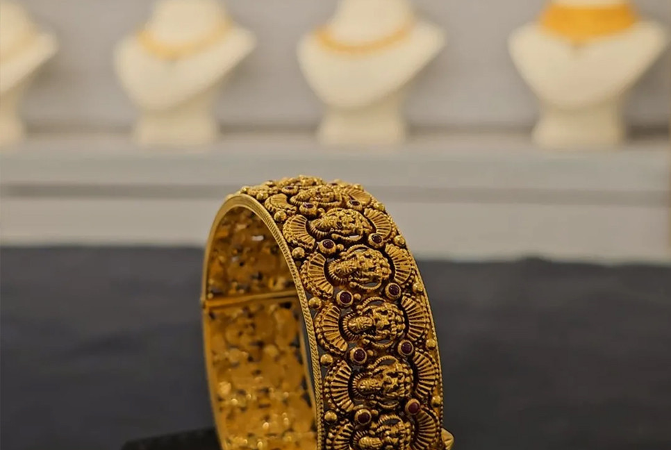 Gold prices rise by Tk2,612 per bhori in local market