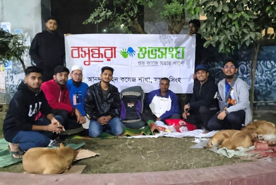 Shuvosangho Ananda Mohan College unit supports helpless Dulal Mia amid freezing winter