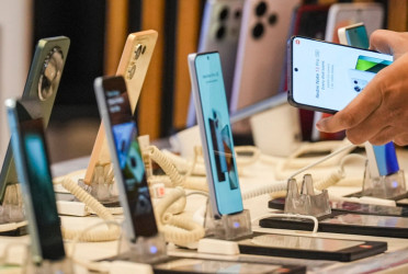 Govt to cut smartphone import duty, prices to fall