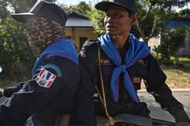 Thai volunteers stand guard amid border clashes with Cambodia