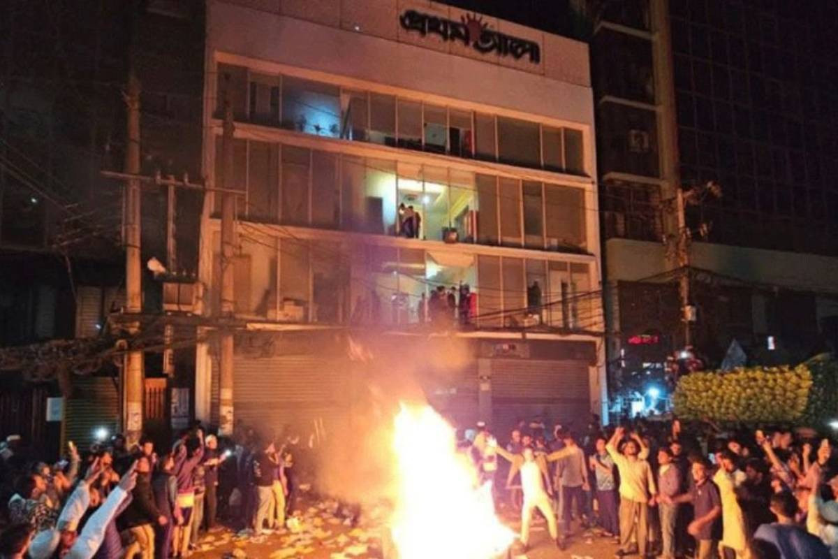 Protesters attack Prothom Alo, The Daily Star offices | | Bangladesh  Pratidin