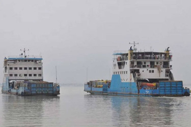 Ferry services resume on Paturia-Daulatdia, Aricha-Kazirhat routes after fog delay