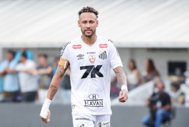Neymar extending Santos deal