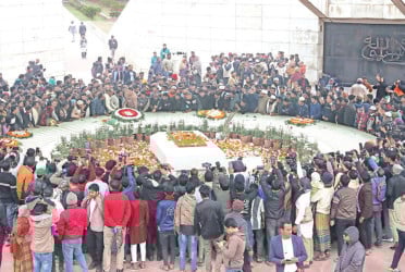 Dense fog fails to deter mourners at Khaleda Zia’s grave