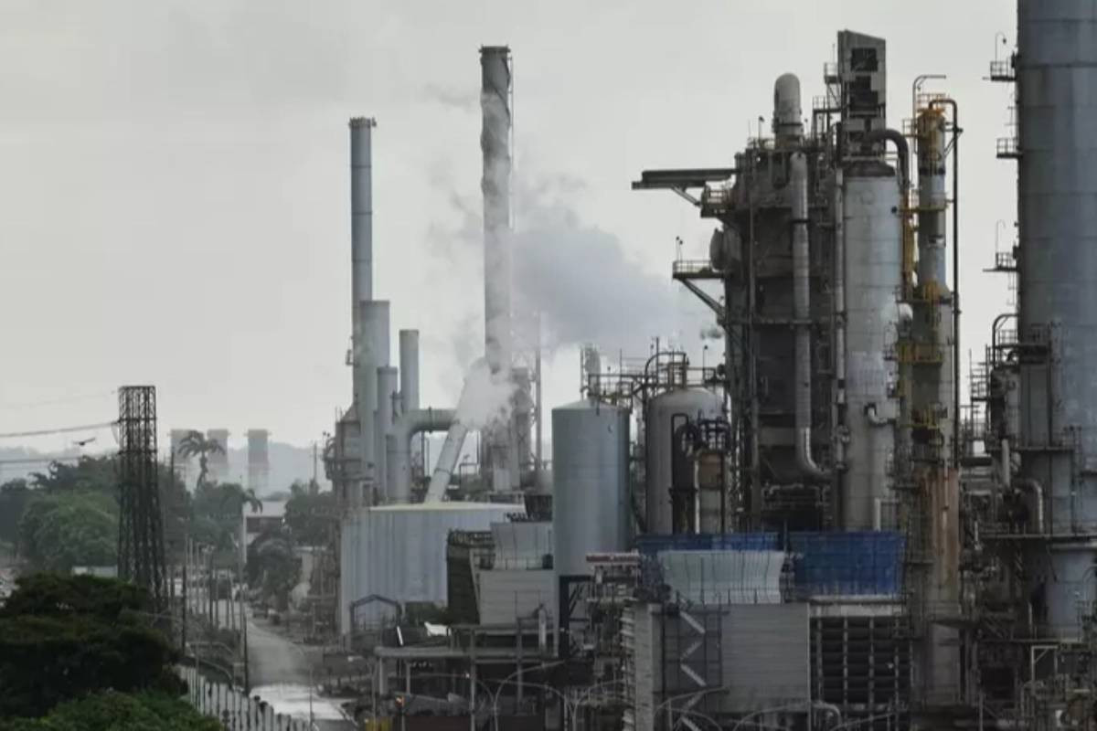 Oil edges up, gold jumps after Maduro arrest