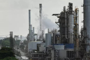 Oil edges up, gold jumps after Maduro arrest
