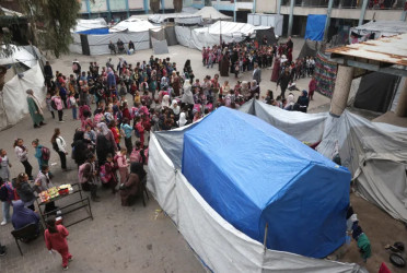 Gaza children risk snipers to attend tent schools