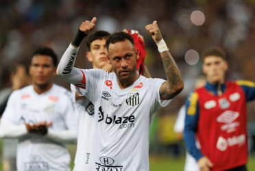 Neymar extends Santos deal through 2026