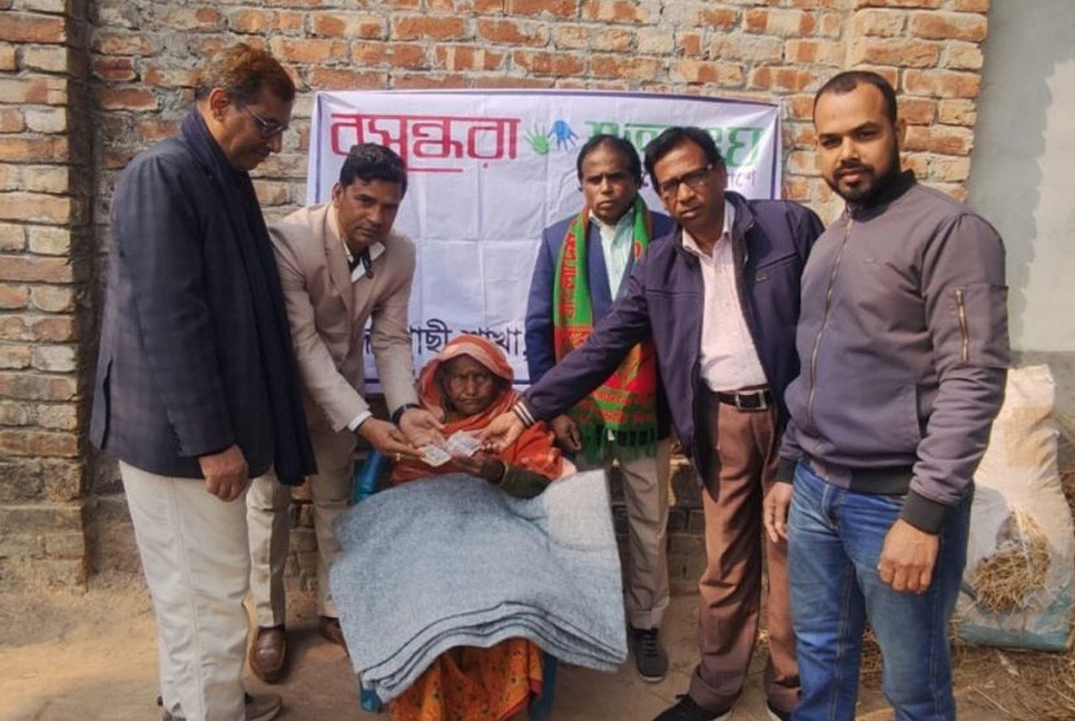 Shuvosangho stands by elderly woman suffering unbearable pain from broken arm