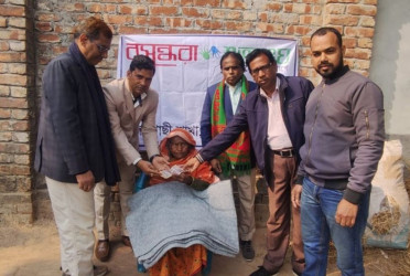 Shuvosangho stands by elderly woman suffering unbearable pain from broken arm