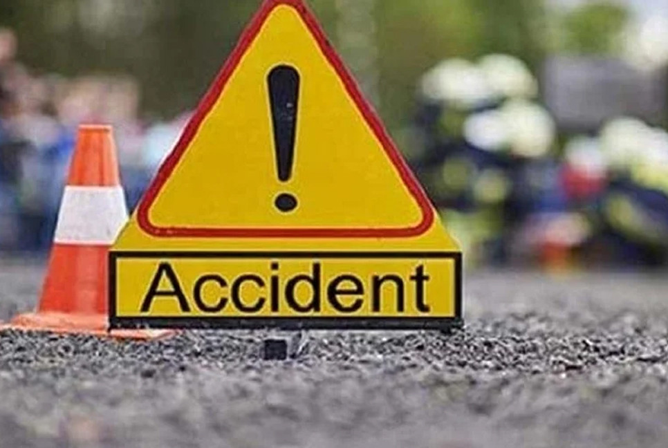 6 killed as bus hits auto-rickshaw in Madaripur