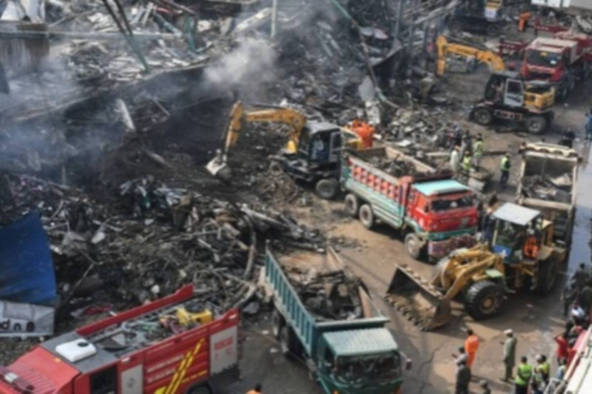 Pakistan's Karachi mall fire kills 23 as rescuers search for missing