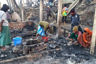 Fire destroys 400 homes in Rohingya camp
