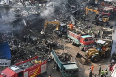 Pakistan's Karachi mall fire kills 23 as rescuers search for missing