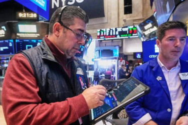 US stocks rise as gold hits record, dollar weakens