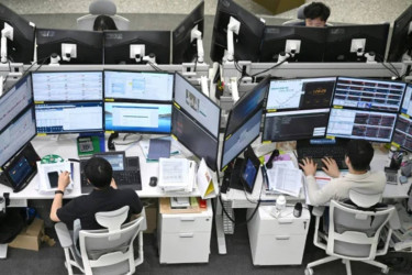 Asian markets rise as Seoul shrugs off tariff threat, tech leads gains