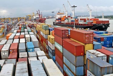 21 lakh tons of consumer goods await unloading at Ctg port