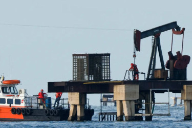 Oil extends gains on fears of escalating Middle East tensions